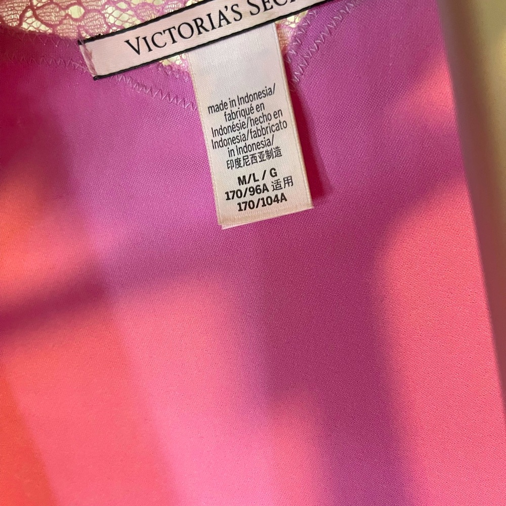 Victoria’s Secret Robe NWOT - Picture 2 of 3